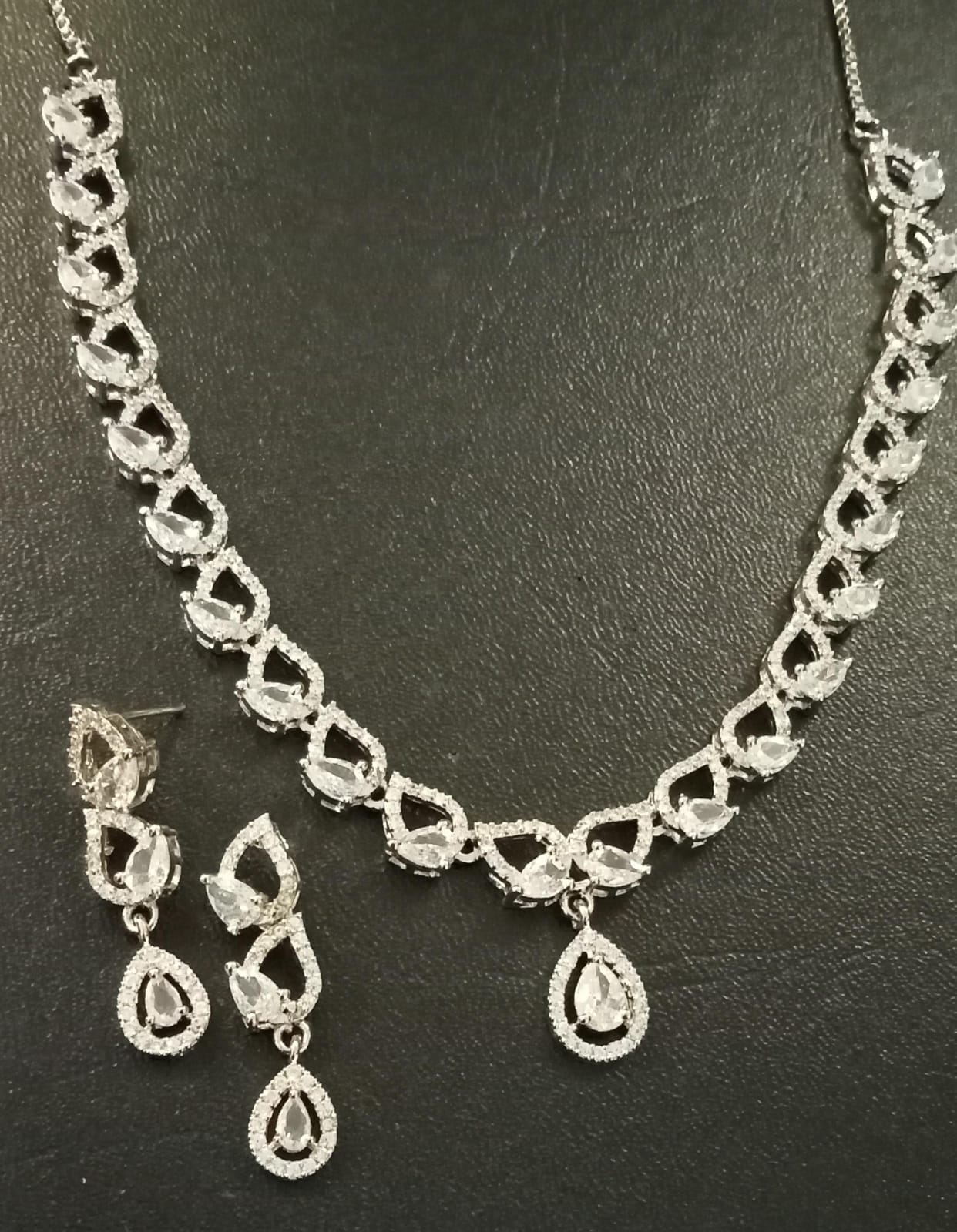 Aurévia jewelry set with shimmering stones, perfect for weddings